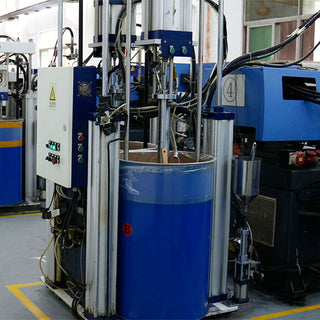 What are the characteristics of silicone injection molding machine?