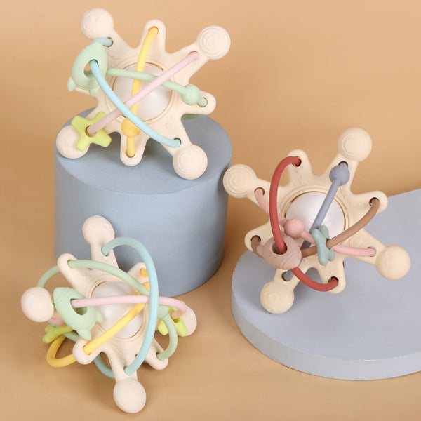 Manhattan Toy Skwinkle Sonaglio E Massaggiagengive Per Neonati - Anelli In Legno E Plastica Morbida, 3+ Mesi - 4